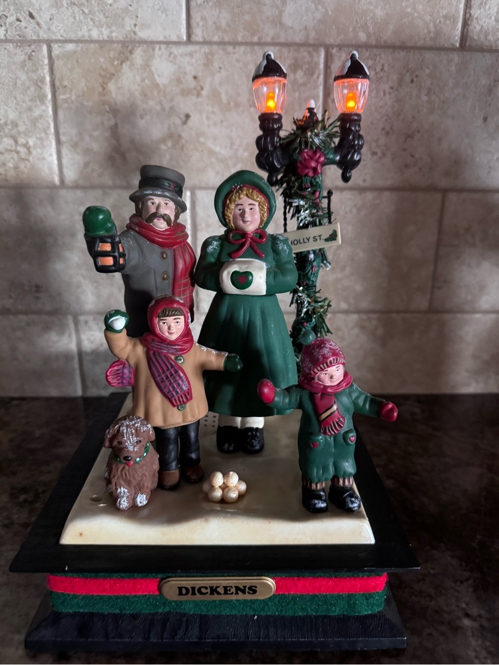 Vintage Holiday Creations Dickens Christmas Carolers Musical Lighted Scene 11”